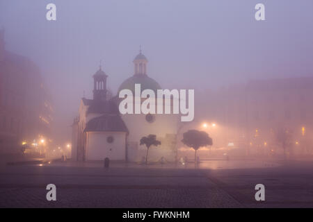 Vieille église sur la place du marché à Cracovie au matin brouillard, Pologne Banque D'Images