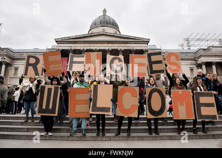 Lecture des plaques-manifestants holding lettre : 'Bienvenue' Réfugiés en face de la National Portrait Gallery à Trafalgar Square. Banque D'Images