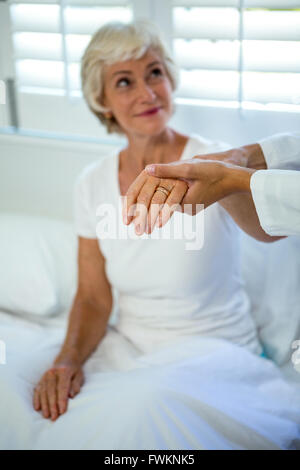 Portrait de femme médecin d'aider les Banque D'Images