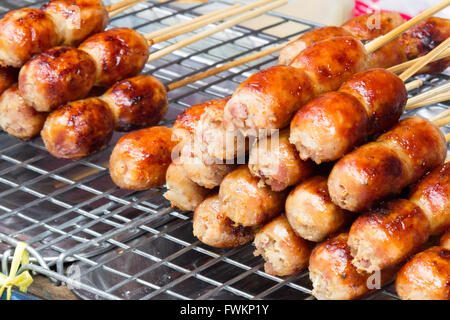 Les saucisses sur un grill sur une street food à Bangkok, Thaïlande Banque D'Images