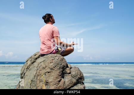 Man practicing yoga Banque D'Images