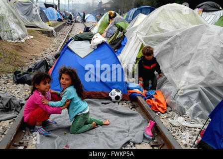 L'Europe, la Grèce, la Macédoine/Idomeni frontière/Gevgelija, avril 04,2016:réfugiés vivant dans des tentes le long des rails dans Idomeni refuge Banque D'Images