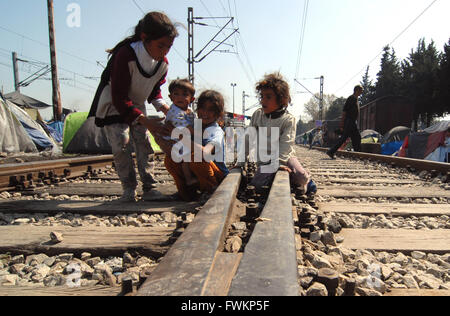 L'Europe, la Grèce, la Macédoine/Idomeni frontière/Gevgelija, avril 04,2016:Les enfants vivant le long des lignes de chemin de fer. Des milliers de migrants Banque D'Images