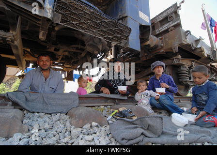 L'Europe, la Grèce, la Macédoine/Idomeni frontière/Gevgelija, avril 04,2016:Les réfugiés qui vivent le long de la ligne de chemin de fer.. Des milliers de travailleurs migrants Banque D'Images