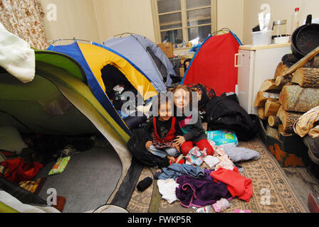 L'Europe, la Grèce, la Macédoine/Idomeni frontière/Gevgelija, avril 04,2016:famille de réfugiés vivant à l'intérieur de la station de chemin de fer abandonnée en Banque D'Images