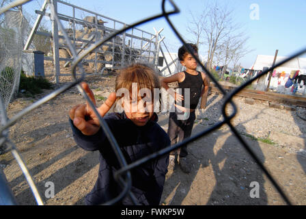 L'Europe, la Grèce, la Macédoine/Idomeni frontière/Gevgelija, avril 04,2016:Les enfants vivant le long des voies ferrées dans Idomeni refugge cam Banque D'Images