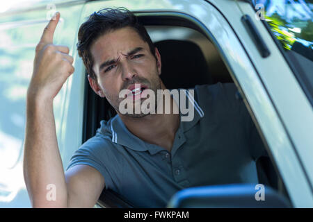 Portrait de jeune homme pointant irritée Banque D'Images