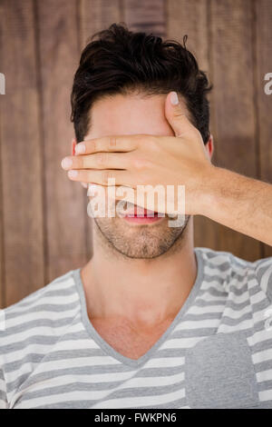 Bel homme couvrant ses yeux Banque D'Images