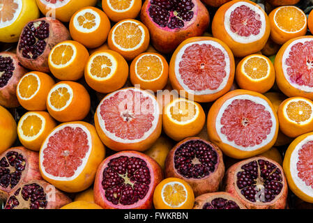 Les fruits tranchés mixte rue de Stalle de jus, Istanbul, Turquie. Banque D'Images