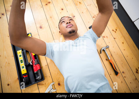 L'homme travaillant avec un ensemble d'outils Banque D'Images