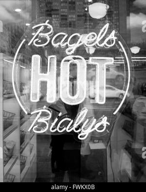 À Kossar's, ils ont été leur cuisson bialys légendaire depuis 1936, et maintenant la plus ancienne boulangerie de Bialy aux ETATS UNIS Banque D'Images