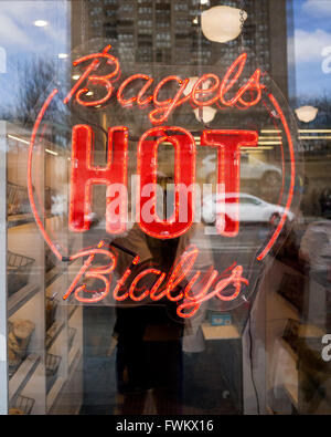 À Kossar's, ils ont été leur cuisson bialys légendaire depuis 1936, et maintenant la plus ancienne boulangerie de Bialy aux ETATS UNIS Banque D'Images