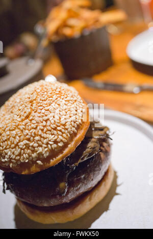 Burgers au feu de bois par le chef April Bloomfield, et hot-dogs, gâteau, des milkshakes et des boissons au bar., Manhattan, New York, USA Banque D'Images