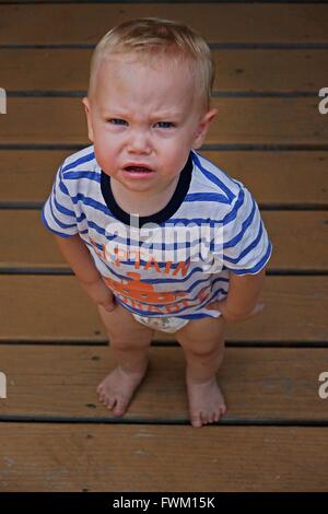 Portrait De Garçon Debout Sur Le Plancher De Bois Franc À La Maison Photo  Stock - Alamy