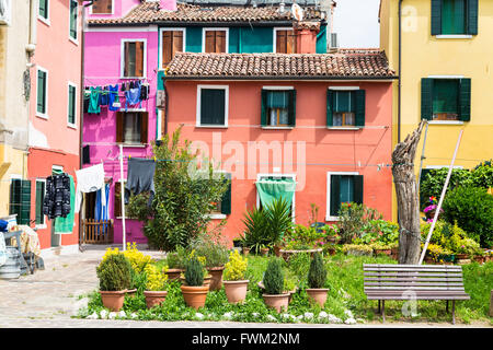 Les lavoirs le séchage dans le milieu de la cour entre les maisons colorées de Burano, l'île de Venise Banque D'Images