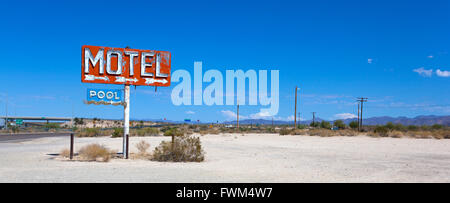 Vieux motel abandonné, signe dans le dessert sur la Route 66 Banque D'Images
