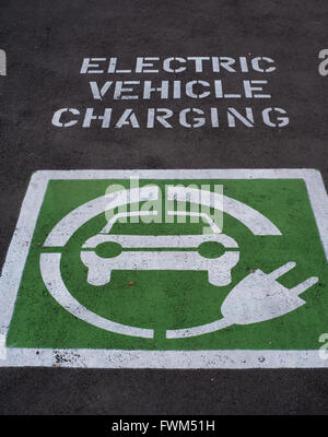 Un parking pour voiture électrique la charge Banque D'Images