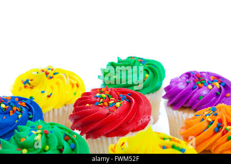 Un groupe de petits gâteaux colorés sur fond blanc Banque D'Images