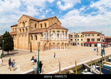 Les gens de tourisme marche autour de l'église Santa Maria e San Donato dans l'île de Murano près de Venise, Italie Banque D'Images