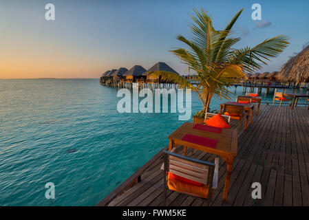 Coucher de soleil à Aqua Vilu Reef Resort, Maldives Banque D'Images