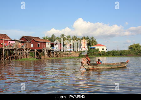 Enfants jouant dans des bateaux sur le lac Tonle Sap, Cambodge Banque D'Images