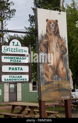 Signe de l'ours grizzli géant à l'extérieur d'un restaurant dans le Northwoods à Land O'Lakes, Wisconsin