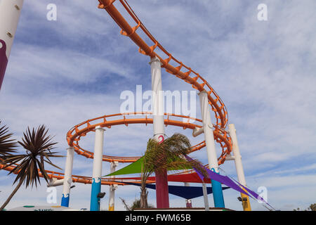 Santa Monica, Californie - le 28 mars 2016 : En vertu de la montagne russe sur le Boardwalk de Santa Monica en Californie du Sud. Banque D'Images