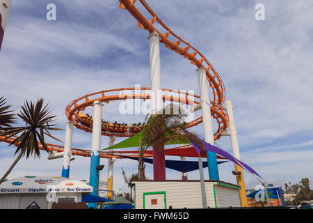 Santa Monica, Californie - le 28 mars 2016 : En vertu de la montagne russe sur le Boardwalk de Santa Monica en Californie du Sud. Banque D'Images