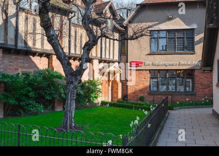 Shakespeare Bookshop, vue sur la librairie du Shakespeare Trust Museum à Stratford Upon Avon, Angleterre. Banque D'Images