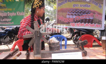 La scène locale Newari girl le processus de fabrication à partir de fils de laine pour le monde programme de jour bois Katmandou au Népal. Banque D'Images