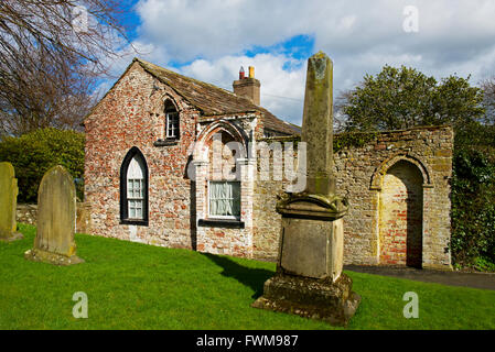 L'ancien presbytère à côté de St Michael's, une église fortifiée dans le village de Burgh-by-Sands, North Yorkshire, England UK Banque D'Images