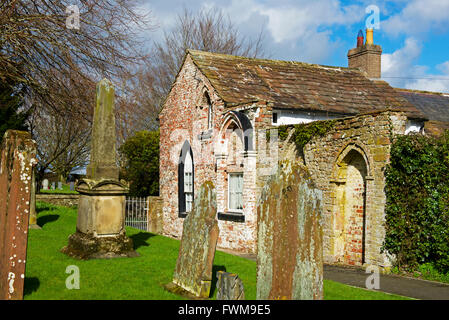 L'ancien presbytère à côté de St Michael's, une église fortifiée dans le village de Burgh-by-Sands, North Yorkshire, England UK Banque D'Images