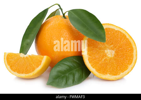 Tranches d'oranges fruits orange avec des feuilles isolées sur fond blanc Banque D'Images