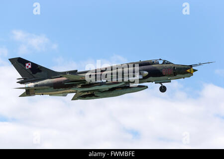 Sukhoi Su-22 Fitter est un chasseur-bombardier soviétique d'aéronefs exploités par l'Armée de l'Air polonaise. Banque D'Images