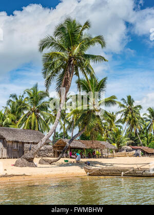 Village typique malgache sur la plage de l'île de Nosy Be, nord de Madagascar Banque D'Images