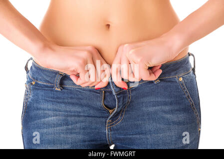 Petite femme porte un jeans. Isolé sur fond blanc. Banque D'Images