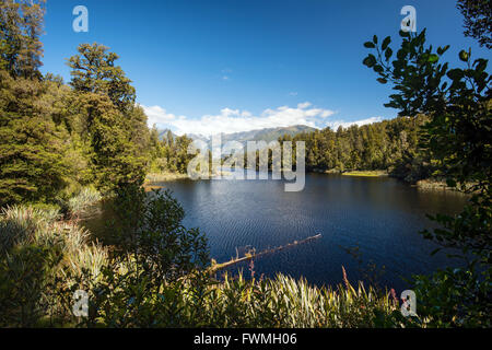 Lake Matheson avec Alpes du Sud en arrière-plan, Nouvelle-Zélande Banque D'Images