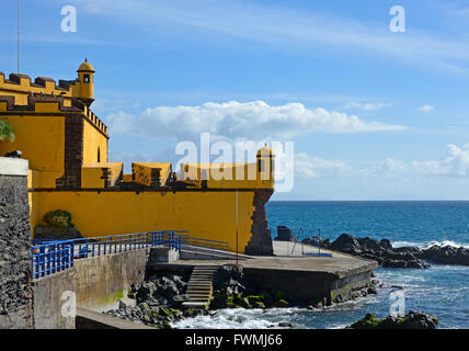 Vieux Fort sur front de mer de Funchal, Madère, Portugal. Fortaleza de Sao Tiago. Avec les gens de visites. Banque D'Images