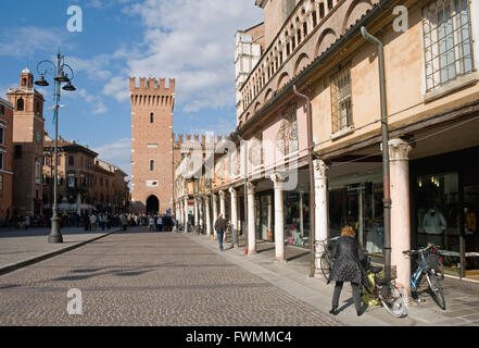 Loggia des marchands, la Piazza Trento e Trieste square arcades avec ville ancienne située sur l'arrière-plan, Ferrara, Italie Banque D'Images