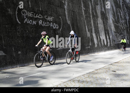 Cyclistes urbains à cheval le long du Tibre à Rome, Italie Banque D'Images