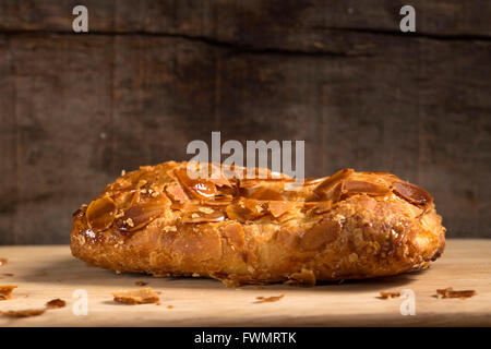 Gâteau aux amandes et glace vanille sur fond de bois rustique Banque D'Images