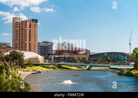 Adelaide, Australie - 3 janvier 2016 : Nouveau Centre de Convention de la construction, vue depuis le pont du chemin King William. Banque D'Images