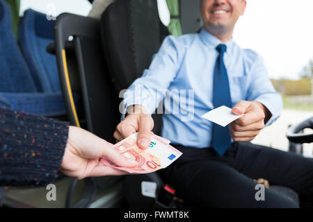 Close up de chauffeur de bus ticket passager à vendre Banque D'Images