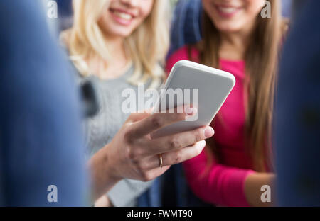 Close up de la femme dans le bus voyage avec smartphone Banque D'Images