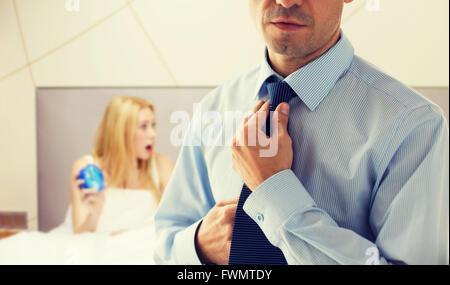 Close up of man adjusting tie sur le cou dans la chambre Banque D'Images