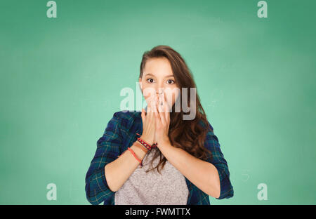 Peur teenage student girl sur green board Banque D'Images