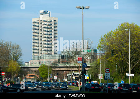 Köln, Neustdt-Nord, Blick durch die Riehler Straße über die Zoobrücke zum Colonia-Hochhaus Banque D'Images