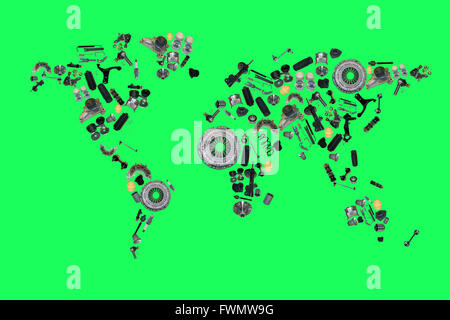 Carte du monde à partir du lot de pièces de rechange voiture isolé sur fond vert Banque D'Images