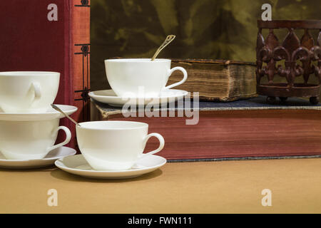 Tasse et soucoupe sur une table de bistro Banque D'Images