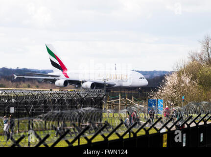 Emirates Airline avion Airbus A380-862 A6-EER le roulage à l'Aéroport International de Manchester en Angleterre Royaume-Uni UK Banque D'Images